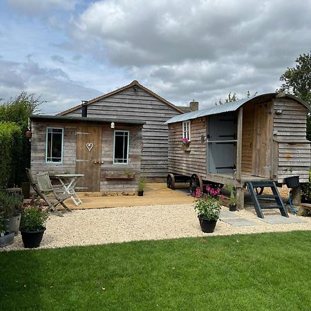 The Hen House Shepherds Hut With Hot Tub Chittoe Exterior foto