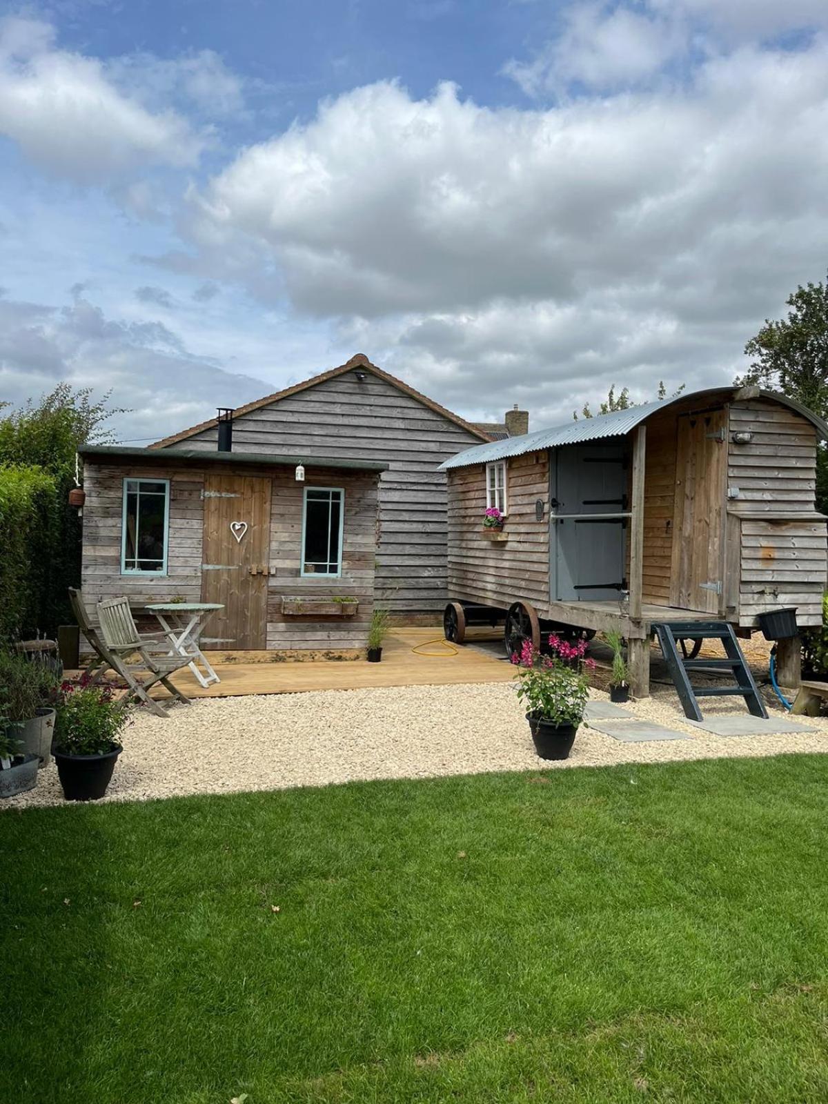The Hen House Shepherds Hut With Hot Tub Chittoe Exterior foto